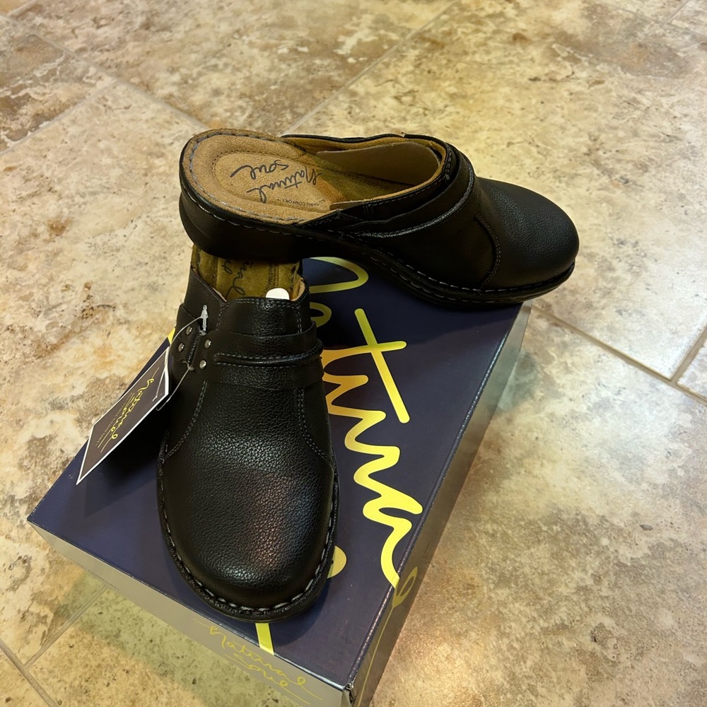 NIB women's Natural Soul by Naturalizer mules black textured upper leatherSize 8